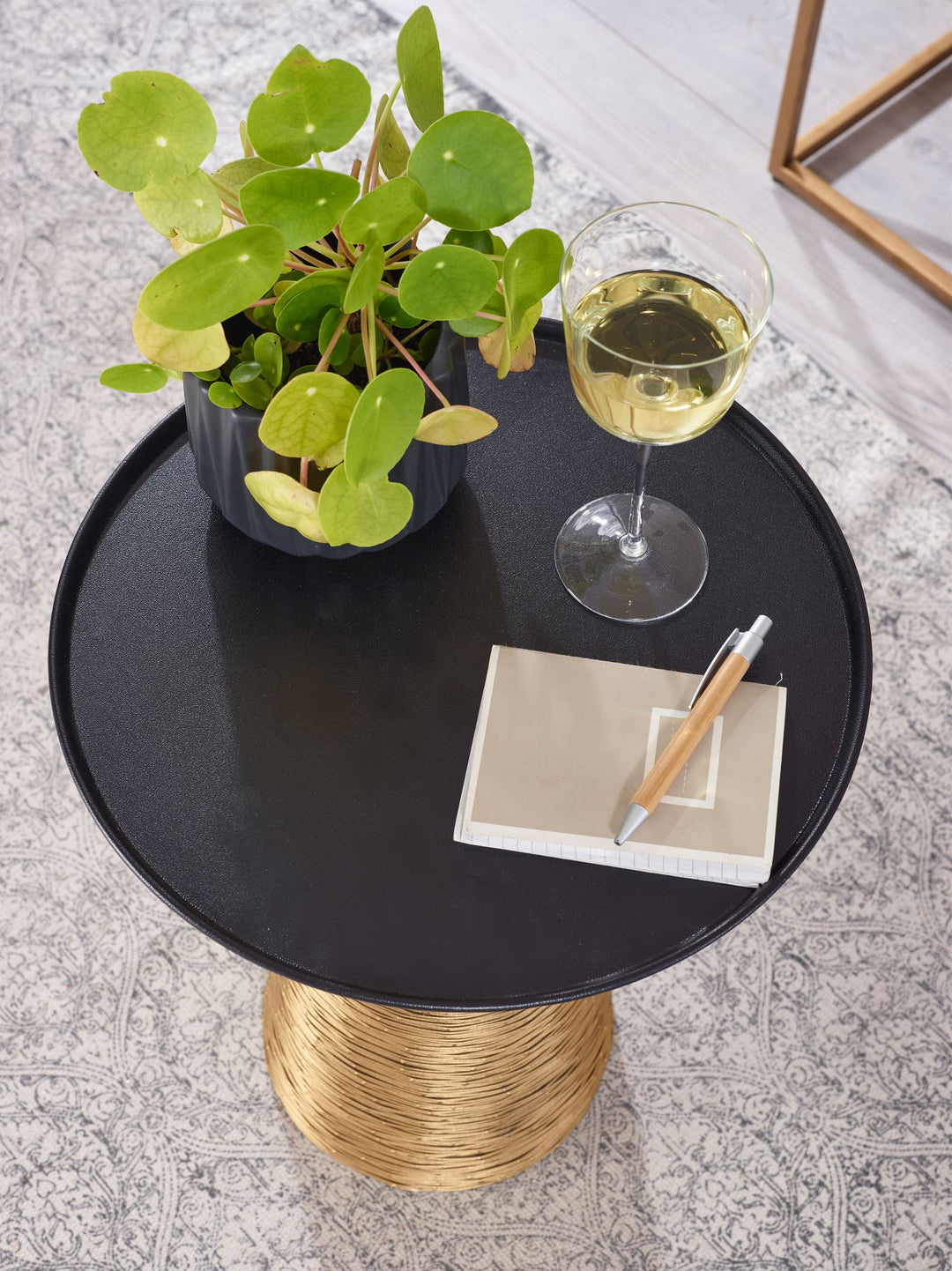 Aluminium Beistelltisch_ Exquisites Schwarz-Gold Muster_ Handgefertigt und Praktisch_ 40x40 cm - KADIMA DESIGN_Größe_ 40x40x45 cm_