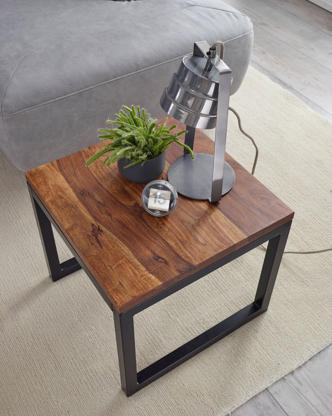 Industrial-Beistelltisch aus Sheeshamholz_ Stilvoll_ funktional und langlebig - KADIMA DESIGN_Größe_ 45x45x40 cm_