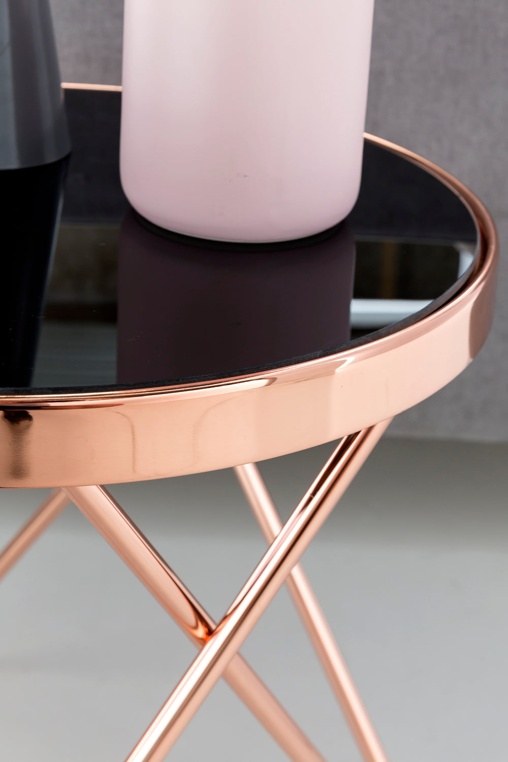 Eleganter Beistelltisch_ Kupfer und Glas_ V-förmige Beine_ filigranes 70er-Jahre Design_ pflegeleicht - KADIMA DESIGN_Farbe_ Bronze_ Größe_ 42x42x46 cm_