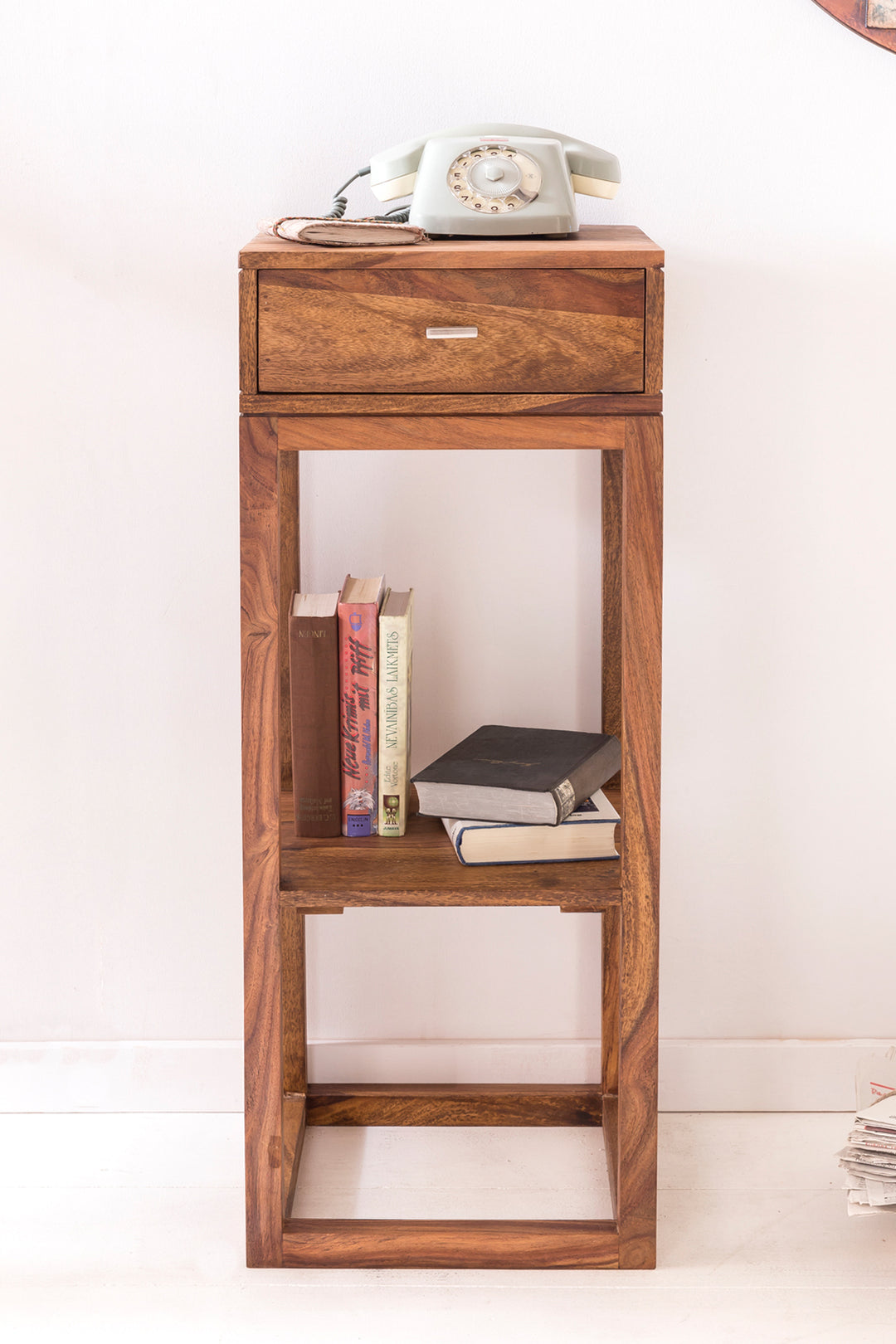 Massiver Sheesham Beistelltisch_ quadratisch_ mit Schublade und Ablagefach_ ideal für Wohnzimmer oder Schlafzimmer - KADIMA DESIGN_Größe_ 35x35x90 cm_