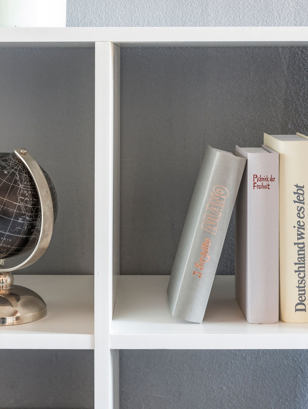 Modernes Bücherregal_ 8 Fächer_ kratzfeste Oberfläche_ Raumteiler-Funktion - KADIMA DESIGN_Größe_ 108x29x104 cm_
