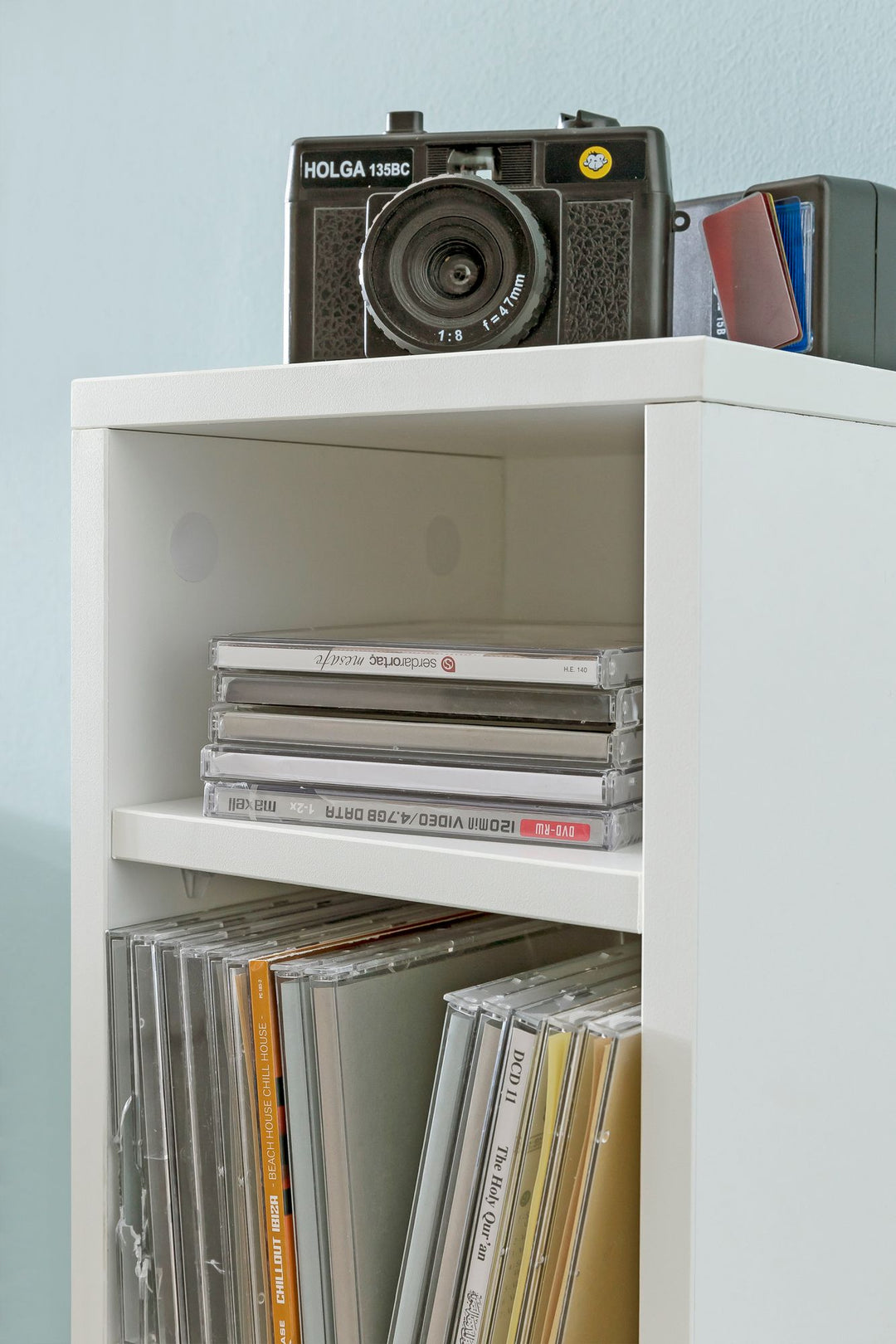 KADIMA DESIGN CD-Regal Holz_ Modernes Standregal mit 6 Fächern für CDs und DVDs_Weiß_#sku_BARWL5.836#