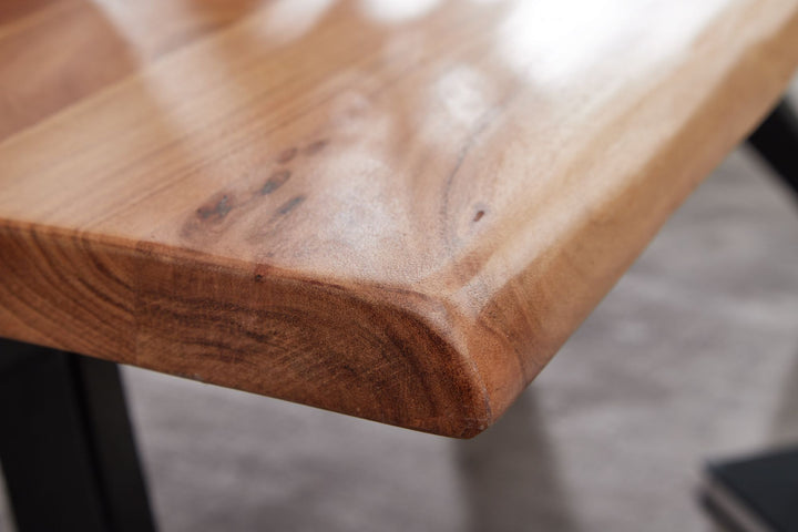 Couchtisch mit Baumkanten_ Massivholz Akazie und pulverbeschichteter Edelstahl_ Robustes Unikat - KADIMA DESIGN_Größe_ 115x64x37 cm_