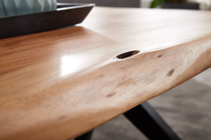 Couchtisch mit Baumkanten_ Massivholz Akazie und pulverbeschichteter Edelstahl_ Robustes Unikat - KADIMA DESIGN_Größe_ 115x64x37 cm_