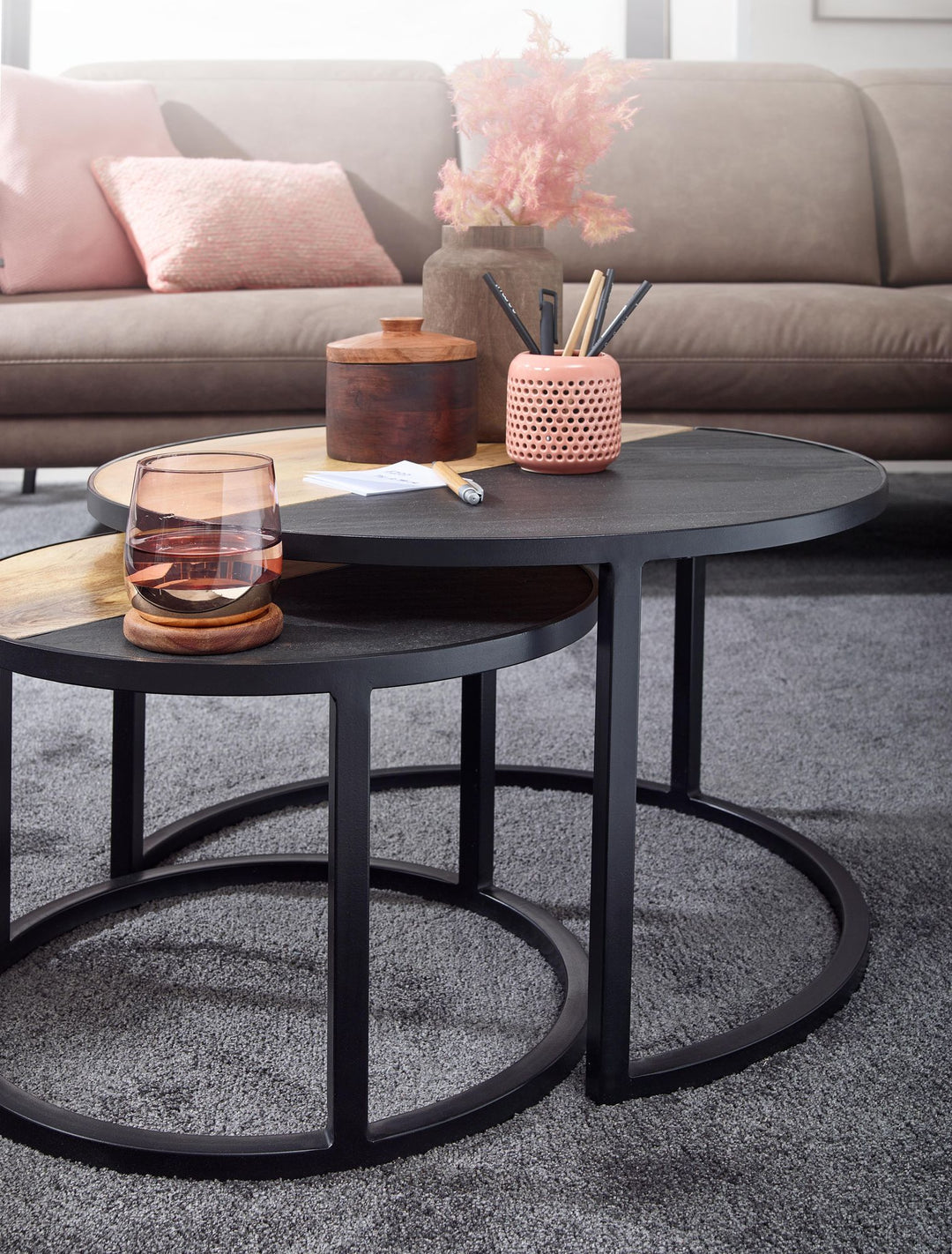 Runde Couchtische_ 2er Set_ Mango Massivholz/Steinoptik_ Modernes Design - KADIMA DESIGN_Größe_ 60x60x36 cm_