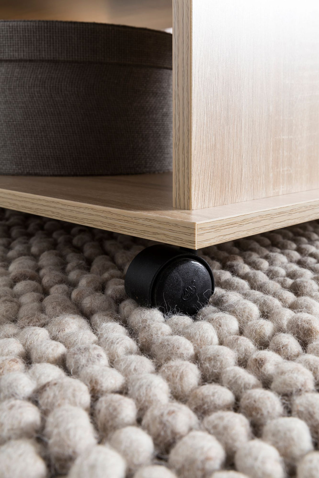 Couchtisch SEGRE_ Stilvoll_ 2 Ablageflächen_ Rollen_ Melaminharzbeschichtung_ 95x51x54_5 cm_ Weiß/Sonoma - KADIMA DESIGN_Farbe_ Beige_ Größe_ 95x54x51 cm_