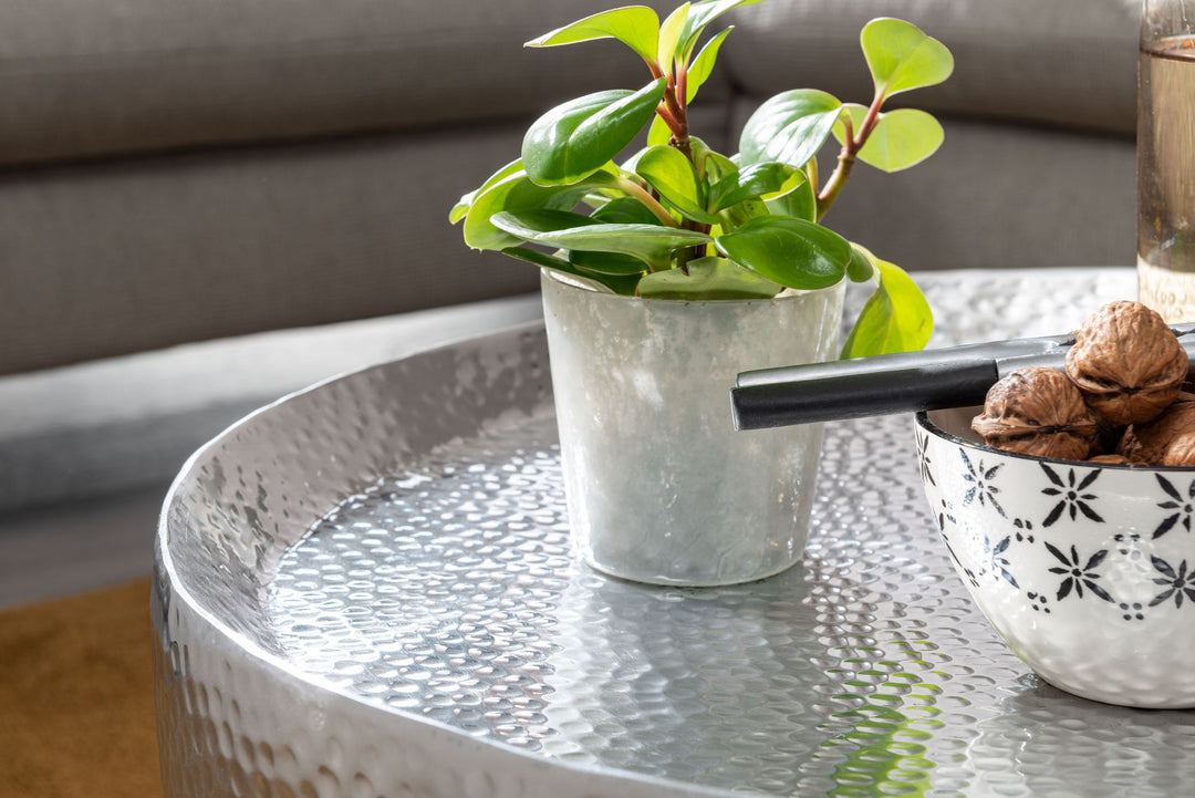 Orientalischer Couchtisch ANIENE_ Hammerschlag-Struktur_ Aluminium_ hohl_ 40 kg Belastung_ goldfarben lackiert - KADIMA DESIGN_Farbe_ Silber_ Größe_ 60x60x35 cm_