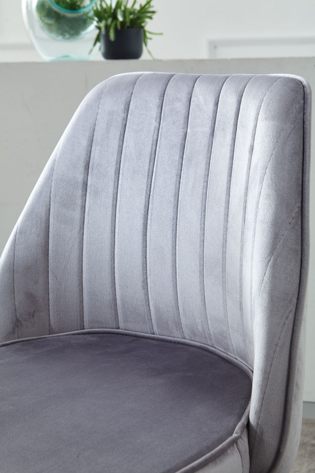 Samt Drehstuhl TANARO_ Höhenverstellbar_ 360° drehbar_ Samtbezug_ Eisenuntergestell_ 120 kg Belastung - KADIMA DESIGN_Farbe_ Grau_ Größe_ 60x60x100 cm_
