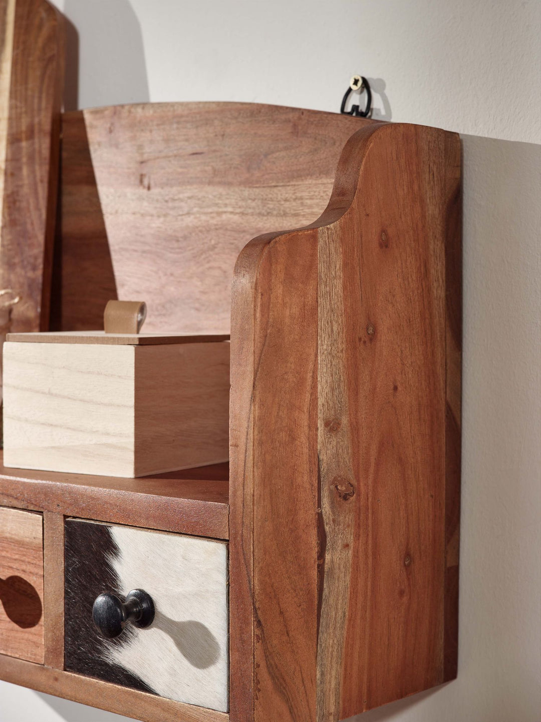 Einzigartiges Gewürzregal aus Akazien-Massivholz mit handgefertigten Schubladenfronten aus recyceltem Holz und Ziegenfell - KADIMA DESIGN_Größe_ 60x18x36 cm_#sku_BARWL6.703#