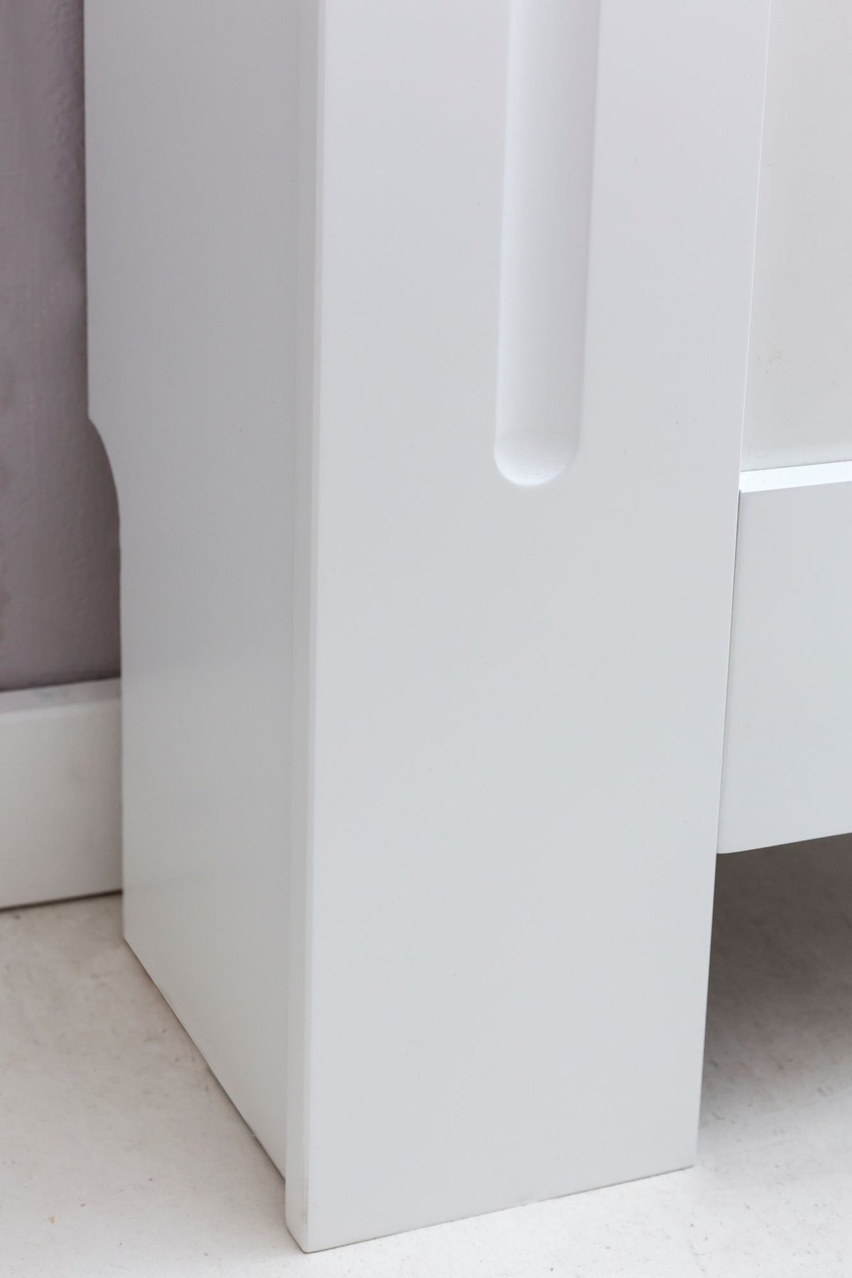 Moderne Heizkörperverkleidung mit Lamellenoptik aus wärmebeständigem MDF_ Weiß - KADIMA DESIGN_Größe_ 78x19x82 cm_