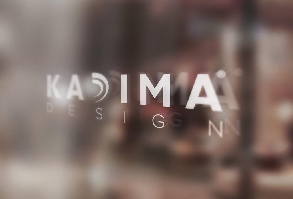 Logo von Kadima Design, elegant verschwommen im Hintergrund, symbolisiert hochwertiges Design und herausragende Handwerkskunst für moderne Möbel, ideal für Kunden, die Qualität und Stil in ihrem Zuhause schätzen.