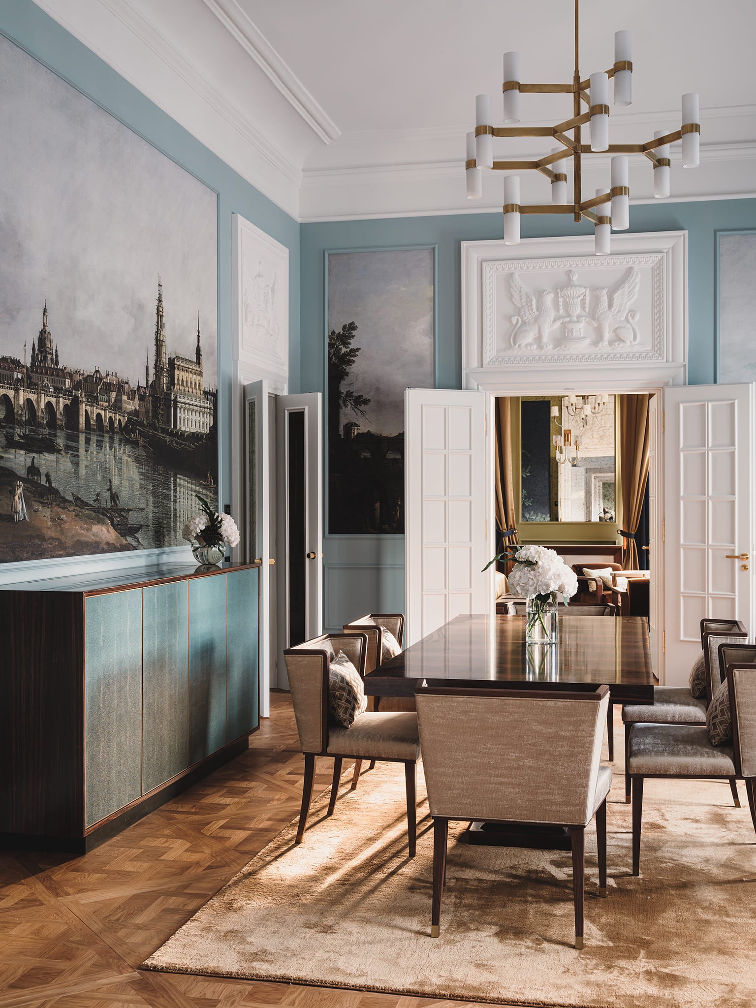 Eleganter Speisesaal im Kempinski Hotel Taschenbergpalais Dresden mit historischen Wandgemälden, modernem Kronleuchter und hochwertigem Teppich von Kadima Design.