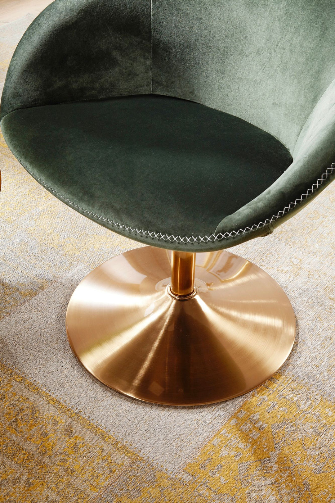Loungesessel_ Bequem_ Drehfunktion_ grün-gold_ Trompetenfuß_ 360° drehbar_ Samtbezug_ Polyester - KADIMA DESIGN_Farbe_ Grün_ Größe_ 70x70x79 cm_