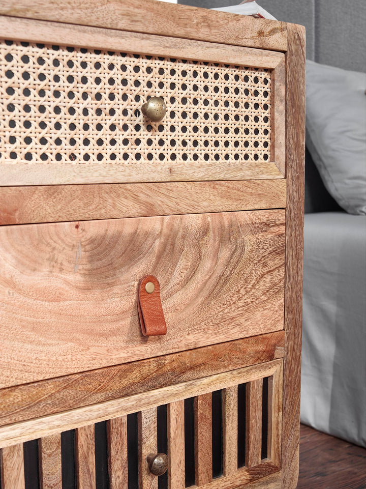 Industrial Nachttisch_ Mango Massivholz/Rattan_ 3 Schubladen_ Boxspringbett-kompatibel - KADIMA DESIGN_Größe_ 40x30x60 cm_
