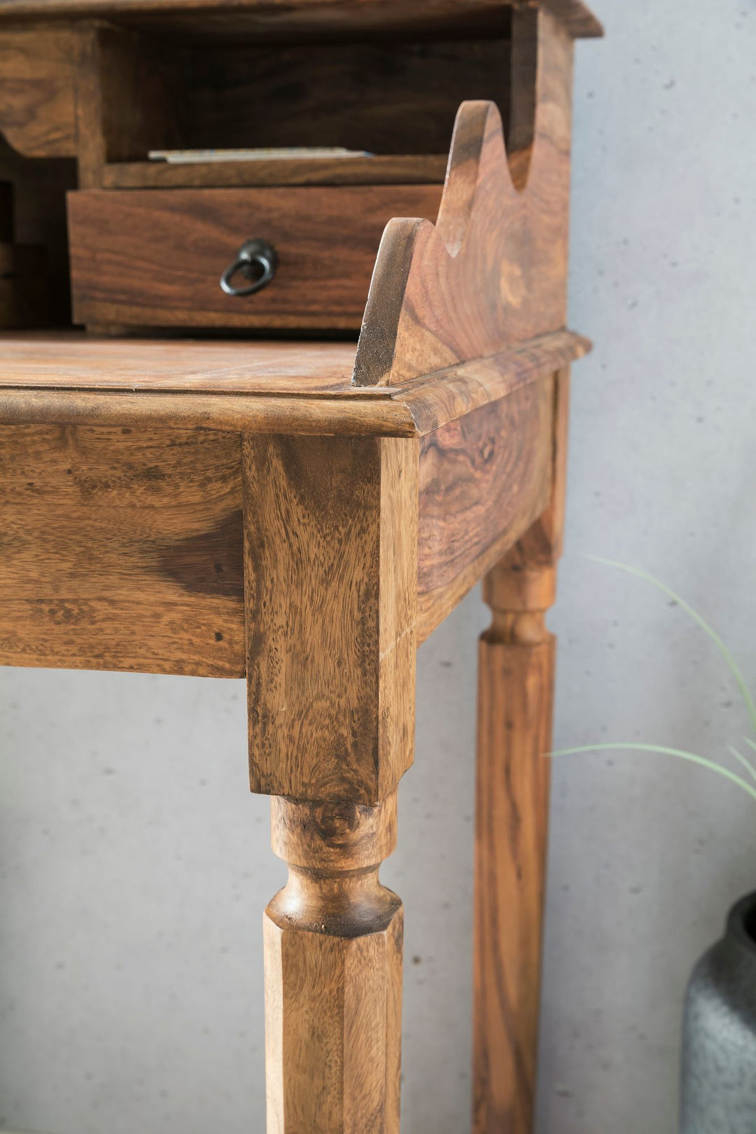 Landhaustisch aus Sheesham-Holz_ 115 cm_ Vintage-Look_ mit 3 Schubladen_ praktisch und stilvoll - KADIMA DESIGN_Größe_ 115x60x100 cm_#sku_BARWL1.751#