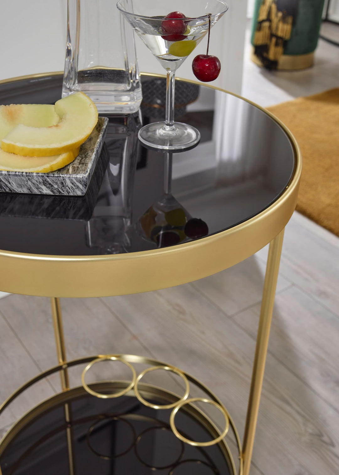 Goldener Servierwagen mit Retro-Charme und Schwarzem Sicherheitsglas - KADIMA DESIGN_Größe_ 45x45x76 cm_