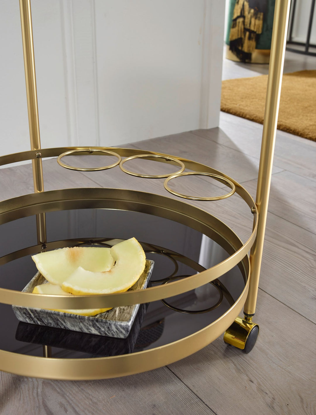 Goldener Servierwagen mit Retro-Charme und Schwarzem Sicherheitsglas - KADIMA DESIGN_Größe_ 45x45x76 cm_