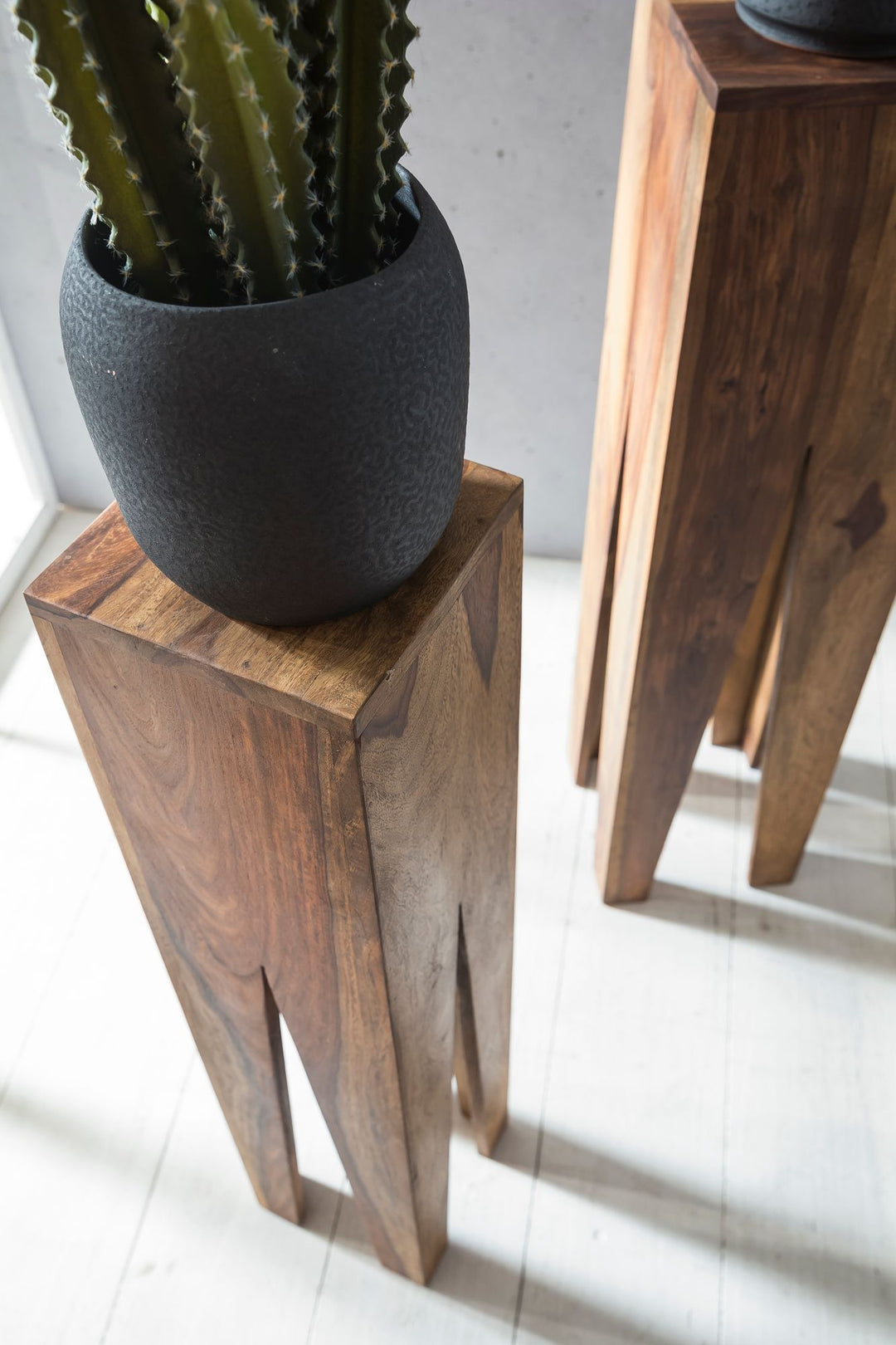 Beistelltisch-Set mit 3 Giraffenbeinen_ Massivholz_ rustikales Ambiente_ handgefertigt - KADIMA DESIGN_Farbe_ Braun_ Größe_ 25x25x100 cm_