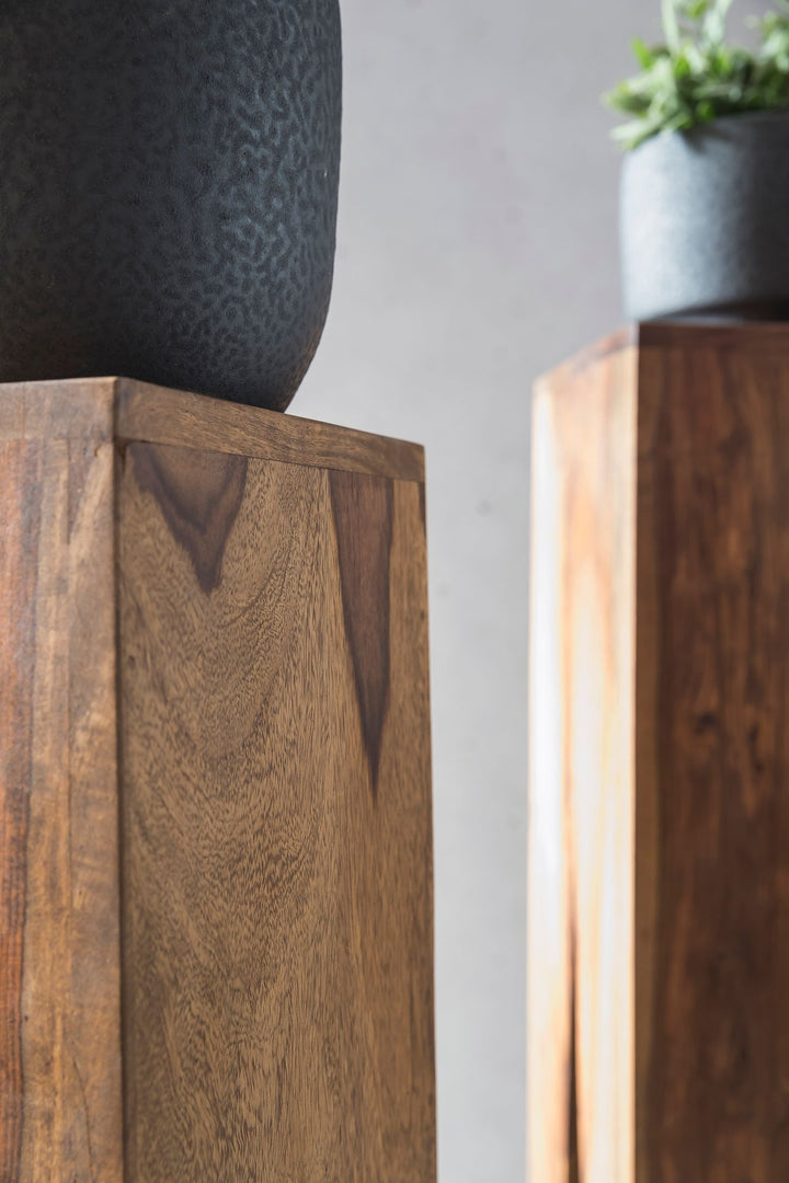 Beistelltisch-Set mit 3 Giraffenbeinen_ Massivholz_ rustikales Ambiente_ handgefertigt - KADIMA DESIGN_Farbe_ Braun_ Größe_ 25x25x100 cm_