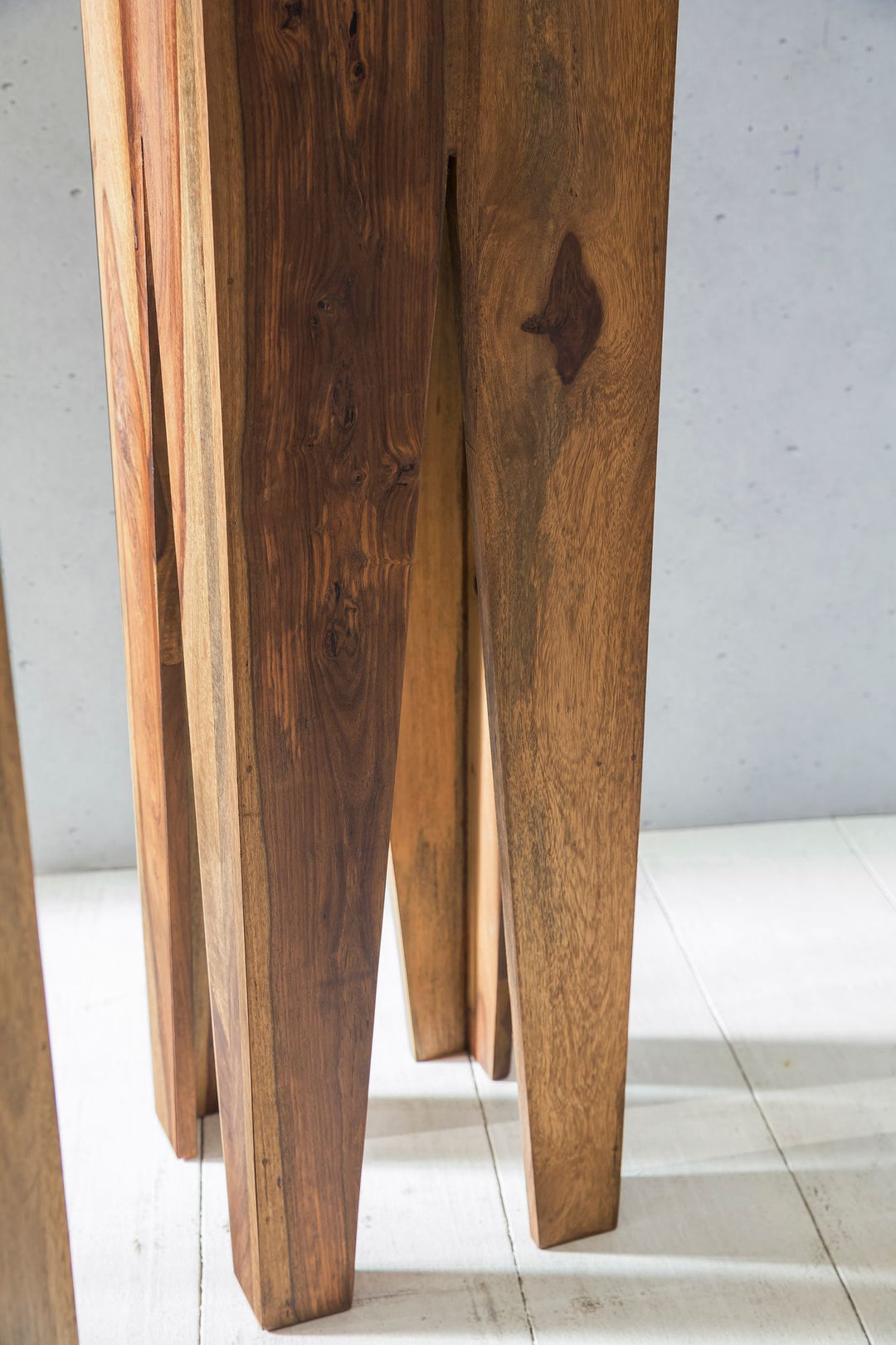 Beistelltisch-Set mit 3 Giraffenbeinen_ Massivholz_ rustikales Ambiente_ handgefertigt - KADIMA DESIGN_Farbe_ Braun_ Größe_ 25x25x100 cm_