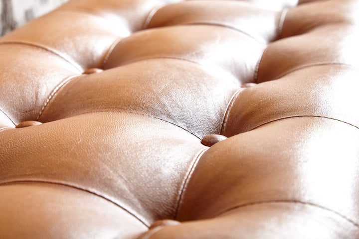 Sitzbank aus Massivholz und Leder/Stoff_ Chesterfield-Muster_ 125x50x38 cm_ Lederpolsterung_ Massivholzbeine - KADIMA DESIGN_Farbe_ Beige_ Material_ Leder_ Größe_ 125x38x50 cm_