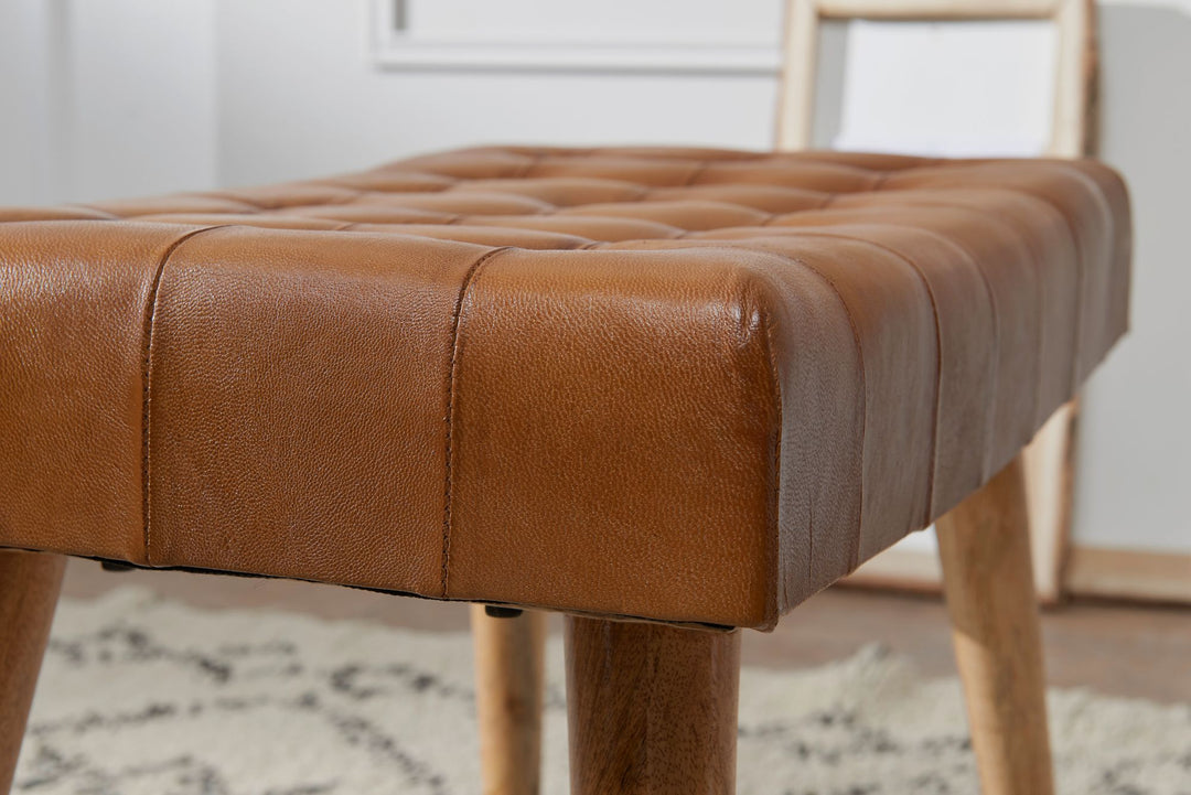 KADIMA DESIGN Moderner Chesterfield-Lederhocker für Wohnzimmer - Stilvoller Sitzakzent mit robusten Holzbeinen_Braun_#sku_BARWL6.012#