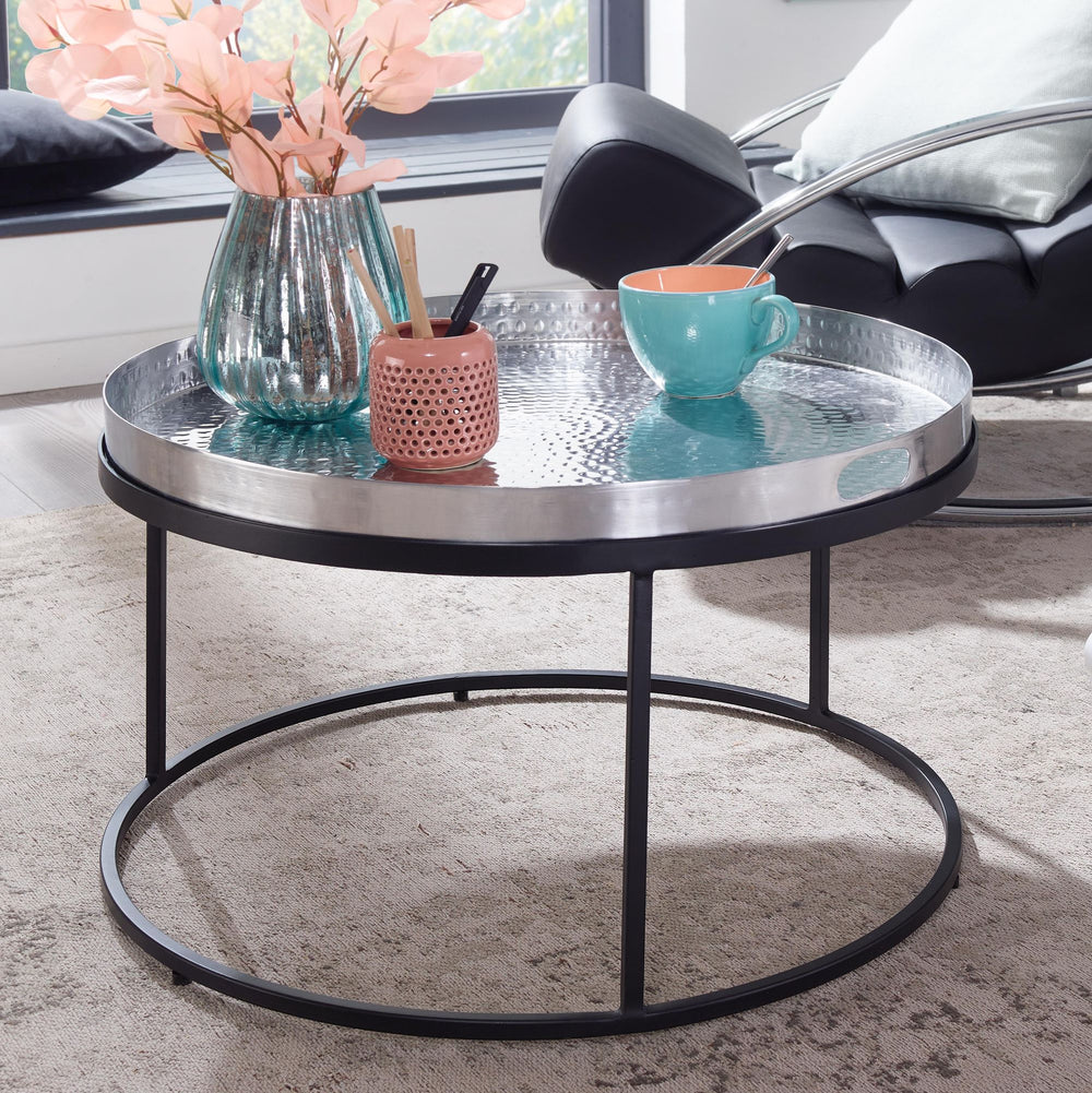 Couchtisch mit Hammerschlag-Struktur_ Abnehmbares Tablett_ Hammerschlag-Struktur_ 62x62x36 cm_ Aluminium und Eisen_ silber-schwarz - KADIMA DESIGN_Farbe_ Silber_ Größe_ 62x62x36 cm_
