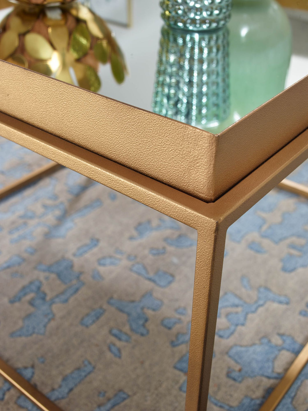 Quadratischer Couchtisch_ verspiegeltes Glas_ goldenes Metallgestell - KADIMA DESIGN_Größe_ 60x60x41 cm_